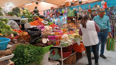 Venta de víveres en el mercado Iñaquito, de Quito, el 5 de octubre de 2023. 