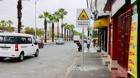 Una de las señales de la ATM sobre las 'zonas inundables' en el norte de Guayaquil, el 7 de noviembre de 2023.