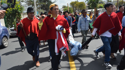 Comuneros en Ambato cargan un monigote, camino a la audiencia de dos presuntos ladrones atrapados en Tungurahua, el 8 de noviembre de 2023.