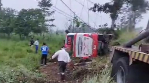 Varias personas se acercan al bus accidentado en la vía a Chone, en Manabí, el 9 de noviembre de 2023.