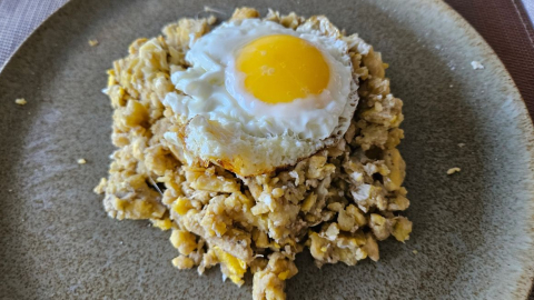 El tigrillo zarumeño básico lleva plátano verde, huevo y queso. Hay muchas otras versiones.