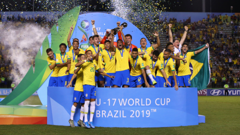 Los jugadores de Brasil festejan con el trofeo de la Copa del Mundo en 2019.