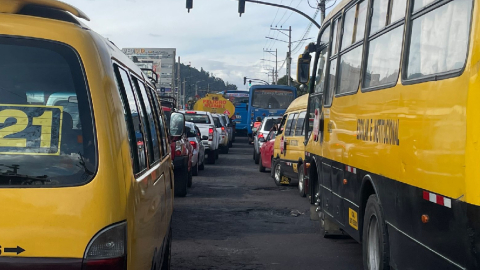 Congestión vehicular por semáforos sin electricidad en El Recreo, sur de Quito, el 9 de noviembre de 2023.