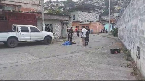 Personal policial junto al cuerpo de un niño de 13 años asesinado en Guayaquil, el 9 de noviembre de 2023.