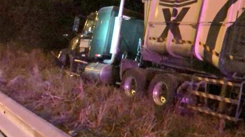 El tráiler accidentado en la vía Perimetral, noroeste de Guayaquil, el 10 de noviembre de 2023.