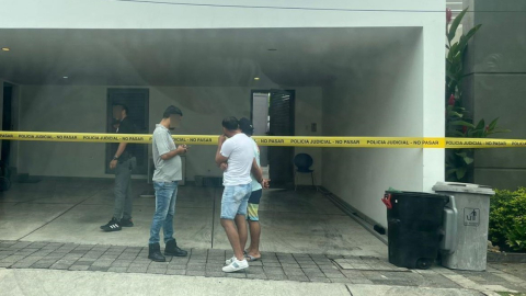 Los exteriores de la casa de Samir Maestre Mena en la urbanización Laguna Club de vía a la Costa, en Guayaquil, tras su asesinato el pasado 12 de octubre del 2023. 