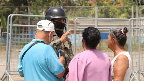 Familiares de reclusos en los exteriores de la Penitenciaria del Litoral esperando un supuesto listado de fallecidos, el 26 de julio del 2023.