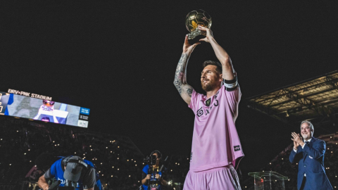 Lionel Messi muestra su octavo Balón de Oro a los hinchas del Inter Miami, el 10 de noviembre de 2023.