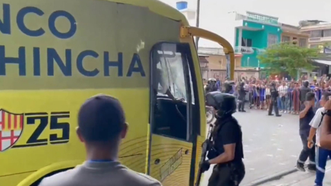 El bus de Barcelona, a su llegada al estadio George Capwell, el 12 de noviembre de 2023.