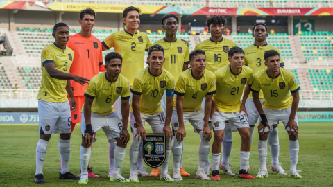 Los seleccionados ecuatorianos posan para una foto antes de enfrentar a Marruecos, el 13 de noviembre de 2023.