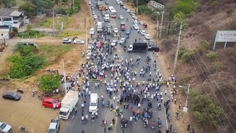 Vista aérea de la protesta de los trabajadores de la Prefectura de Manabí, el 15 de noviembre de 2023.