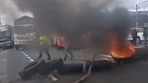 Transportistas bloquearon un tramo de la vía Alóag-Santo Domingo, Pichincha, el 15 de noviembre de 2023.