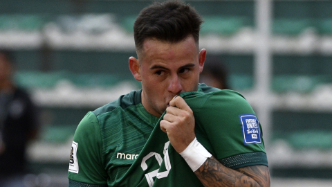 Henry Vaca celebra su gol con Bolivia ante Perú, en La Paz, el 16 de noviembre de 2023.