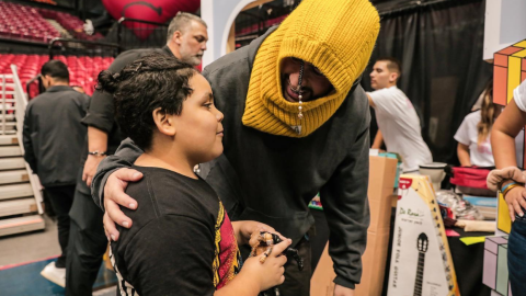 Bad Bunny participó en la entrega de regalos de su fundación el año pasado