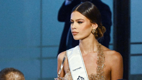 La neerlandesa Rikkie Kollé, de 22 años, se convirtió en la primera mujer transgénero coronada Miss Países Bajos.