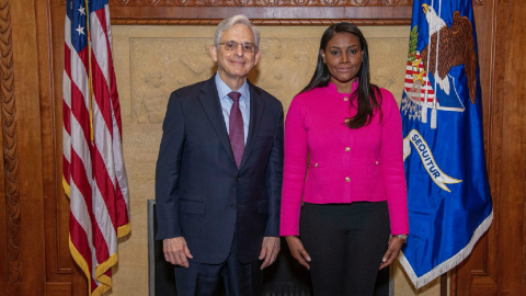 Los fiscales Diana Salazar y Merrick Garland en reunión el 16 de noviembre de 2023.