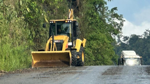 Imagen referencial sobre tareas de mantenimiento en la vía Alóag-Santo Domingo.