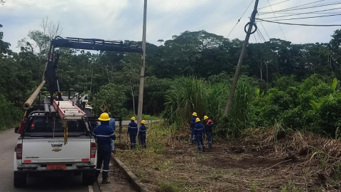 Trabajadores de CNEL cambiar la infraestructura eléctrica en Sucumbíos, el 17 de noviembre de 2023.