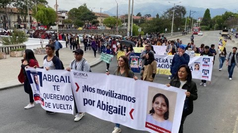 Estudiantes de la Universidad de Cuenca protestan en los exteriores de la Fiscalía del Azuay, pidiendo justicia para Abigail Supliguicha, el 17 de noviembre de 2023.