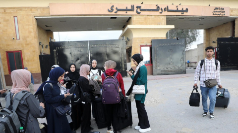 Palestinos a la espera de cruzar la frontera entre la Franja de Gaza y Egipto.