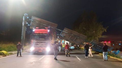 Un tráiler accidentado en la avenida Simón Bolívar, sector La Lucha de los Pobres, en Quito, el 20 de noviembre de 2023.