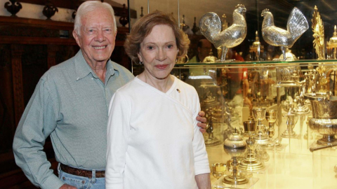  Fotografía de archivo fechada el 20 de agosto de 2007, que muestra al ex presidente de Estados Unidos, Jimmy Carter, y su esposa Rosalynn, en Santo Domingo de la Calzada (España). 