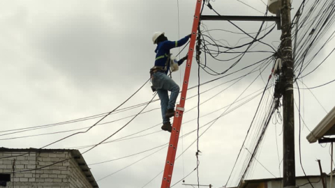 Un operador de CNEL EP reparando una luminaria en un sector del norte de Guayaquil, el 20 de noviembre de 2023.