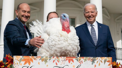 Joe Biden, presidente de Estados Unidos, celebra su cumpleaños e indulta pavos el 20 de noviembre de 2023.