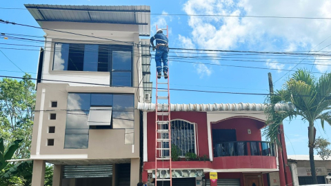 Imagen referencial de trabajos de trabajadores de CNEL en Esmeraldas.