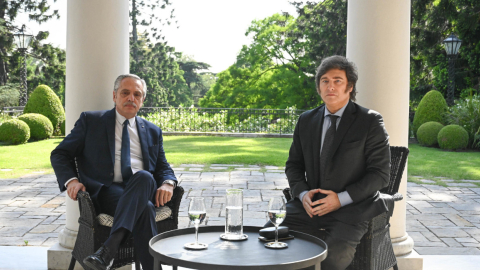 Primera fotografía de la reunión entre el presidente saliente de Argentina, Alberto Fernández, y el electo, Javier Milei, Buenos Aires, el 21 de noviembre de 2023.