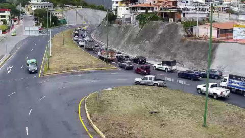 Vehículos circulan por la Panamericana norte, a la altura de Guayllabamba, el 21 de noviembre de 2023.