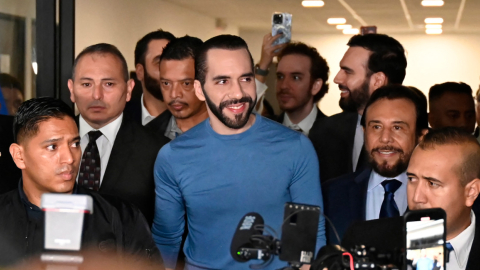 Nayib Bukele sonríe para las cámaras cuando inscribió su candidatura para la presidencia de El Salvador, el 26 de octubre de 2023.