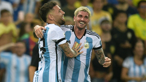 Nicolás Otamendi y Rodrigo de Paul celebran en el partido de Argentina ante Brasil, el 21 de noviembre de 2023. 