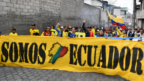 Hinchas ecuatorianos llegando al estadio Rodrigo Paz Delgado el Hinchas de Ecuador llegando al estadio para el partido ante Chile el 21 de noviembre de 2023.