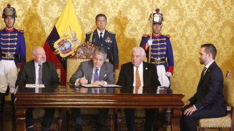 El presidente Guillermo Lasso y el ministro Fernando Santos en la firma de contratos de concesión el 21 de noviembre de 2023.