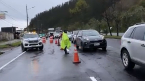 Agentes metropolitanos de tránsito controlan el tráfico en la avenida Simón Bolívar, donde ocurrió un accidente de tránsito el 22 de noviembre de 2023.