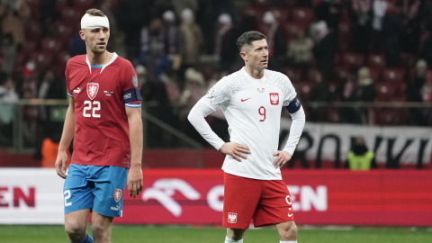 Robert Lewandowski y Tomas Soucek después del partido de clasificación del Grupo E de la Eurocopa 2024 entre Polonia y la República Checa, el 17 de noviembre de 2023.