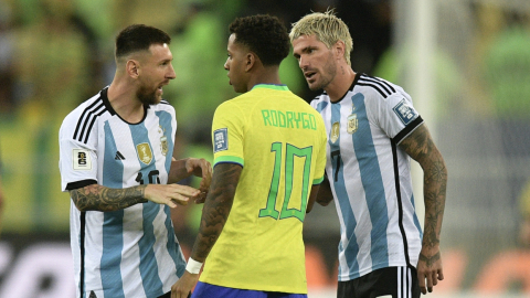 Messi discute con Rodrygo durante el Brasil-Argentina del pasado 21 de noviembre de 2023.