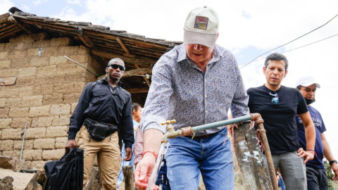 El exvicepresidente Alfredo Borrero constata la calidad del agua en el recorrido por una comunidad, en enero de 2023.