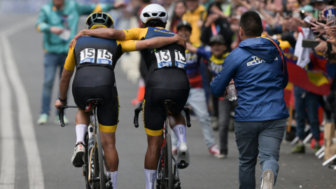 Jhonatan Narváez y Richard Carapaz tras la obtención de la medalla de oro en la prueba de ciclismo de ruta en los Juegos Panamericanos 2023.