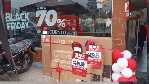 Anuncios de descuentos en el local de una cadena de electrodomésticos, en el centro norte de Quito. 