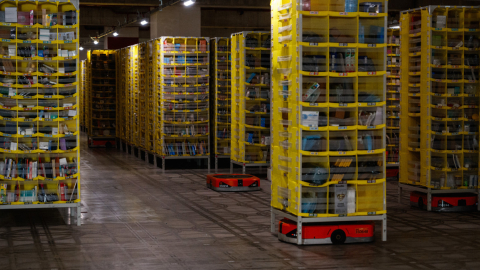 Imagen de una bodega de Amazon en París, Francia, país donde decenas de trabajadores están en huelga, este 24 de noviembre de 2023.