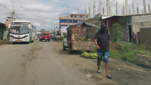 Un hombre encapuchado camina por una calle de la cooperativa Sergio Toral, en el distrito Nueva Prosperina, al noroeste de Guayaquil, en el distrito más violento de la ciudad.