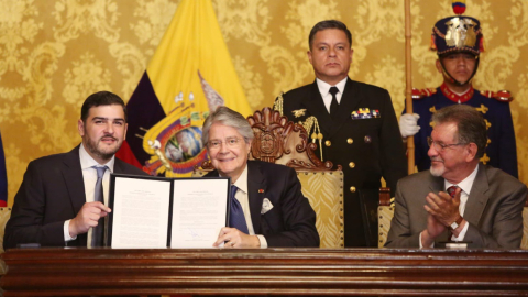 El alcalde de Guayaquil, Aquiles Álvarez, y el expresidente Guillermo Lasso durante la entrega de compentencias para el 'quinto puente'. Quito, 22 de noviembre de 2023