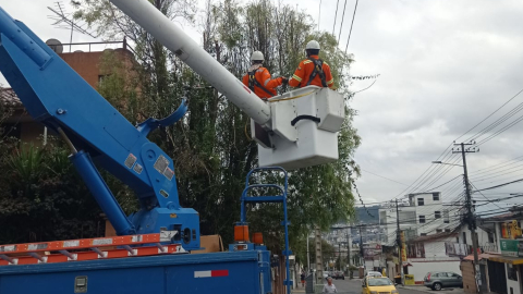 Trabajadores de la Empresa Eléctrica Quito en tareas de mantenimiento el 23 de noviembre de 2023.