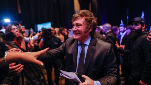 El presidente electo de Argentina, Javier Milei, saluda simpatizantes tras ganar las elecciones, el 19 de noviembre de 2023.