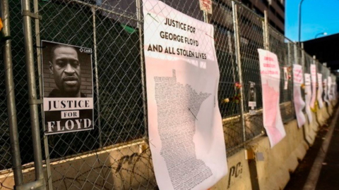 Carteles de protesta por el crimen de George Floyd, en Estados Unidos, en marzo de 2023.