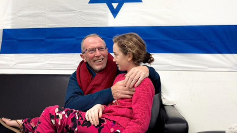 Emily Hand, una rehén israelí retenida por Hamás en Gaza durante 50 días, se reúne con su padre en Israel.