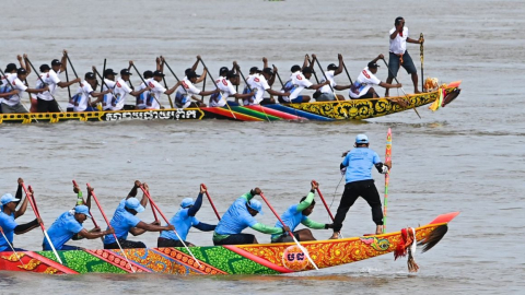 Las tripulaciones se vistieron con coloridas camisetas en esta tradiciona regata de barcos dragón, el plato fuerte del Festival del Agua en Camboya.