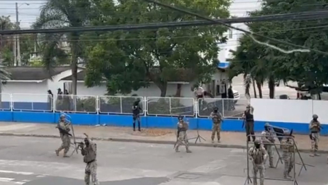 Militares y policías en la parroquia Puerto Bolívar, en Machala, el 26 de noviembre de 2023.